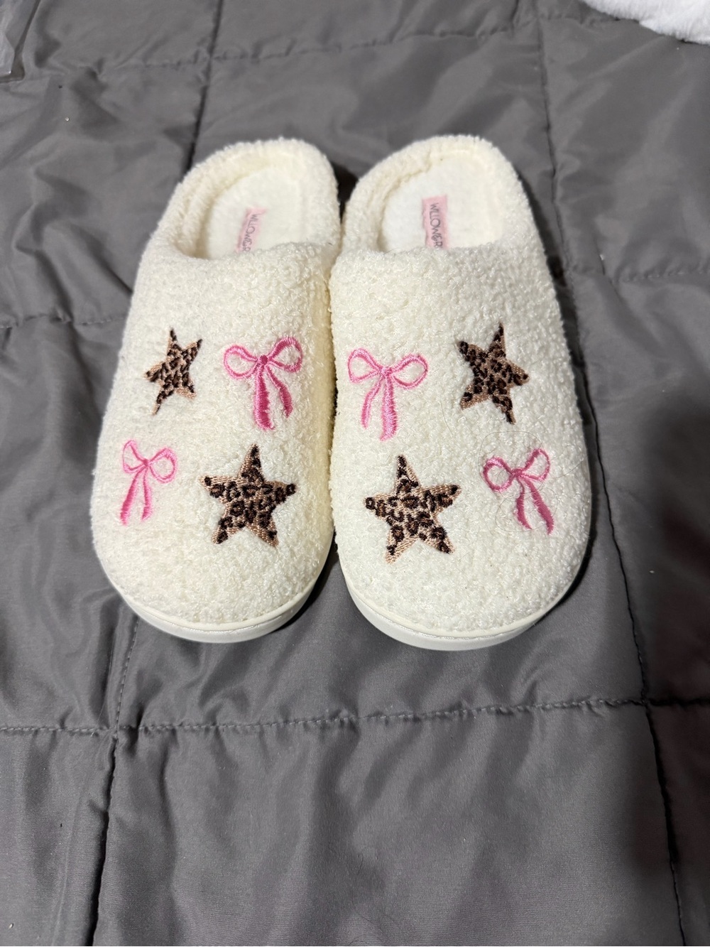 Source Unknown Cream Sherpa Slip-On Slippers with Pink Bows & Leopard Stars